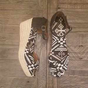 TOMS Platform Wedges black cream tribal print size 8